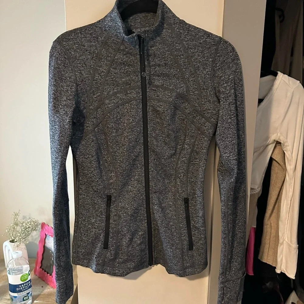Lululemon define jacket size 6 - Picture 3 of 3